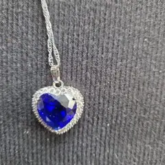 青色ハート型ネックレス