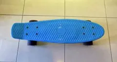 青いペニーボードスタイルスケートボード