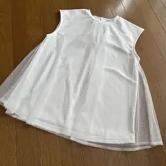 チュール重ねトップスに