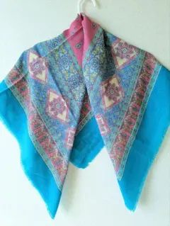 青とピンクの幾何学模様スカーフ