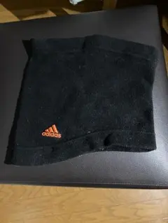 adidas 黒 ネックウォーマー オレンジロゴ