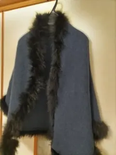 ファー付きダークブルーポンチョ