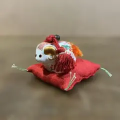 干支 羊の置物 飾り物 赤い座布団付き
