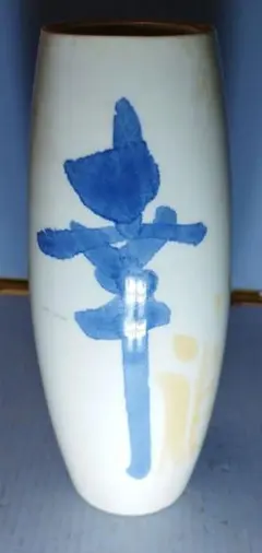 白磁に青と黄色の抽象的な模様が手描きで施されてあるものです。高さ25.5cm
