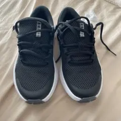 UNDER ARMOUR スニーカー ブラック　紐　23㌢のサムネイル