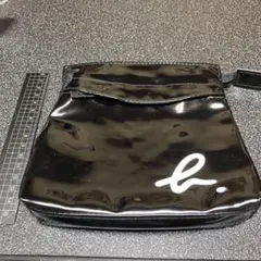 アニエスべー ロゴ入りエナメル調ポーチ