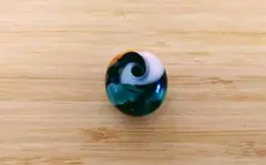 ネックレスやキーホルダーになるアンティーク風の渦巻き模様のガラス玉