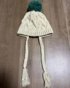 【未使用】ケーブルニット帽 ポンポン＋三つ編み紐付きアイボリー グリーン