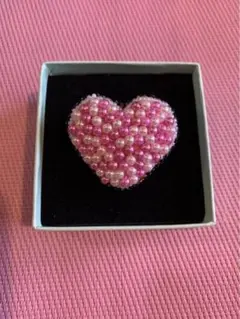 ハンドメイド　刺繍ビーズブローチ　ぷっくりハート♡パールハート
