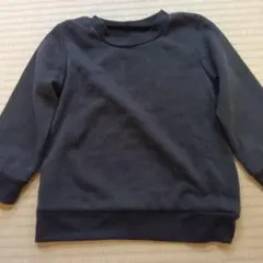 黒の長袖スウェットトレーナー