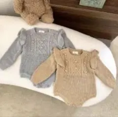 ベージュロンパース