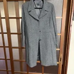 グレーのウール混合ピーコート