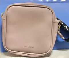 ［美品］ジルスチュアート ロゴストラップつきピンクバッグ