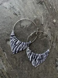 メタリック三角形デザインピアス