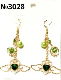 ピアス　ハート　緑　黄緑　パール　チャーム　天使　羽根　ビジュー　推し　メンカラ