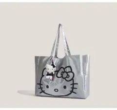 新品チャーム付き大容量Hello Kitty シルバー トートバッグ　即購入可