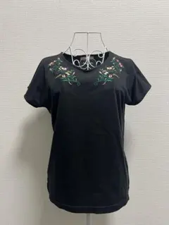 アンデミュウ　カットソー　ブラック　花柄刺繍 フリーサイズ　Fのサムネイル