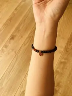 黒いビーズブレスレット 赤金アクセント