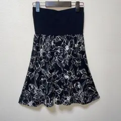 A字裙　印花　鬆緊腰　及膝長度　黑白　休閒　優雅　清新　M