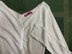 OZOC 滑らかな着心地　アイボリーのVネックニット