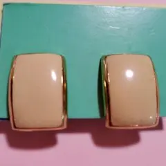 No.878 ベージュ 長方形型 イヤリング　クリップタイプ