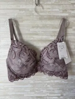 E70」トリンプ プレミアム レッドレーベル うねる水 花びら ブラジャー