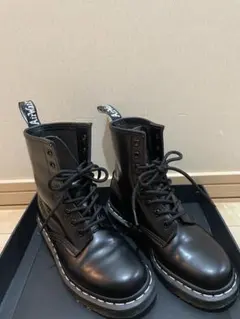 Dr.Martens ホワイトステッチ8ホールブーツ