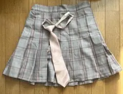 グレーとピンクのチェック プリーツスカート　制服コーデ