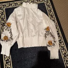 刺繍入りホワイトバルーンスリーブシャツ
