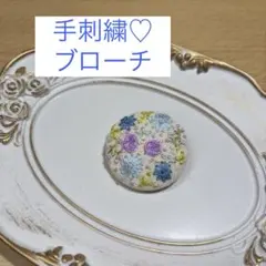 ブローチ　刺繍　春色　くるみボタン　38mm ハンドメイド