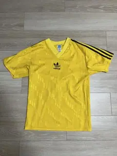 adidas イエロー Vネック Tシャツ