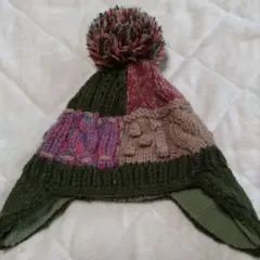 パッチワークデザイン ニット帽 ポンポン付き