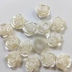 ハンドメイド 巻きバラモチーフ 白1cm 葉つき25個 - メルカリ