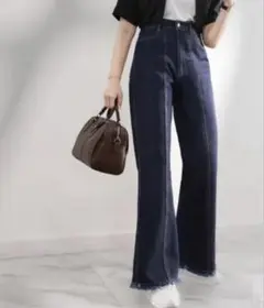 最旬美脚デニム。裾フリンジセミフレアデニムパンツ