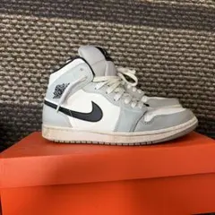 Nike Air Jordan 1 Mid ホワイト/ブラック/グレーのサムネイル