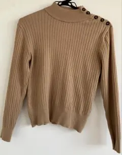 リブ編みベージュタートルネックセーター