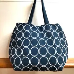 ハンドメイド　バルーントート　丸み　大きめ　タンバリン柄刺繍　ネイビー中厚リネン