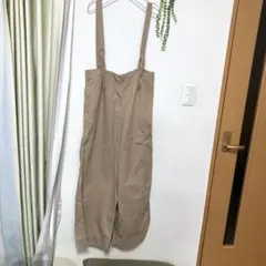 ベージュ ストラップ付きオーバーオール