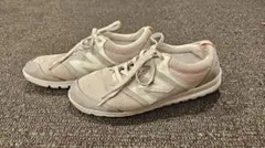 New Balance ピンクスニーカー