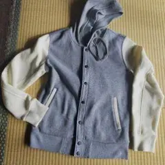 グレーとホワイトのフード付きパーカー