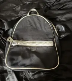 GUESS リュック ブラック ホワイト ロゴストラップ