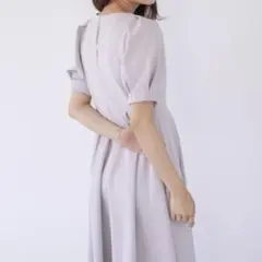 【極美品】エミリアン 洗える バックパール調 フレアワンピース UVカットのサムネイル