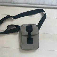 LACOSTE ショルダーバッグ カーキ メンズ