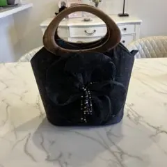 花の装飾付き黒トートバッグ