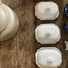 アンティーク調白い陶器製蓋付き容器 1コ