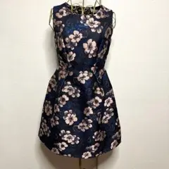 31 Sons de modeノースリーブひざ丈ワンピース 花柄38サイズ紺ラメのサムネイル