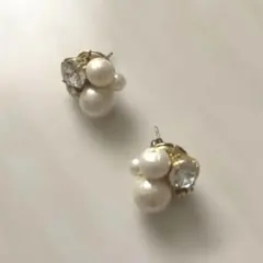 パールビジューピアス ゴールド ホワイト 小ぶり 上品 華やか 光沢 高級感