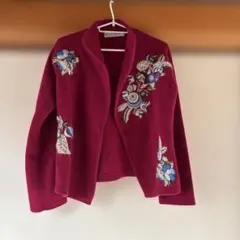 Keita Maruyama の刺繍色の素敵なカーディガンです。