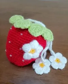 いちごポーチ　ポーチ　巾着袋　いちご 　あみぐるみ　ハンドメイド