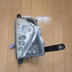 トヨタ　プリウス　ZVW50　右フォグランプのサムネイル